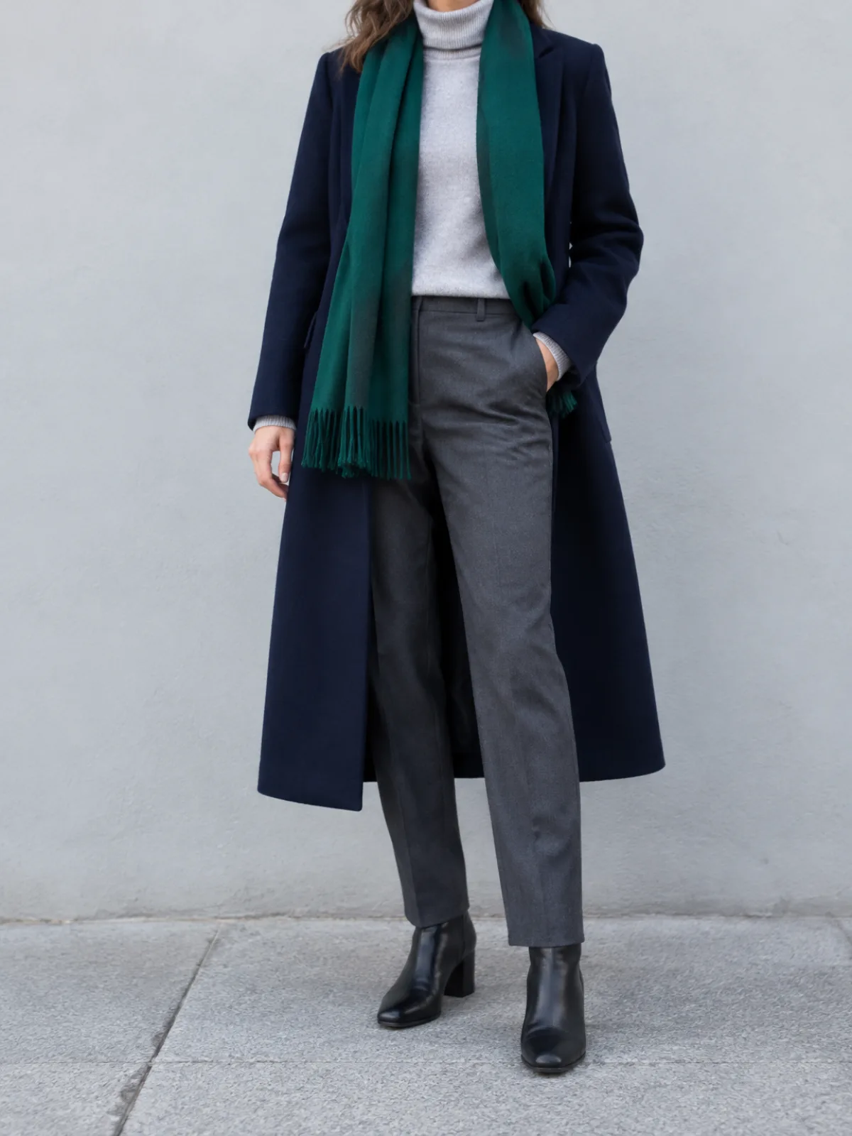 Outfit für kaltes Wetter im Dunklen Winter: Wollmantel in Mitternachtsblau, smaragdgrüner Schal, eisgrauer Rollkragenpullover und Hose in Anthrazit