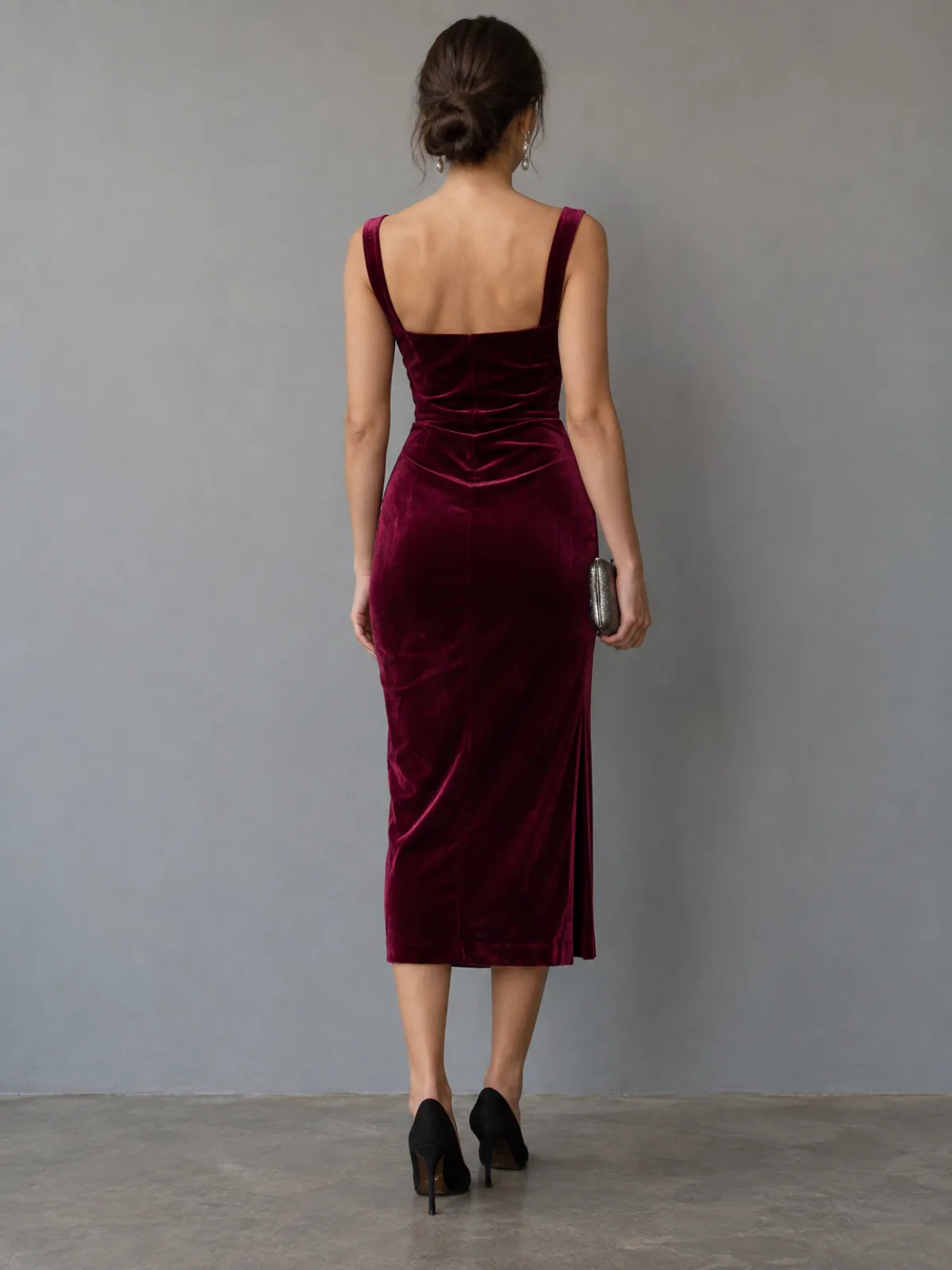 Abend-Outfit im Dunklen Winter: Samtkleid in tiefer Beere mit schwarzen Pumps und einer Clutch in Zinngrau