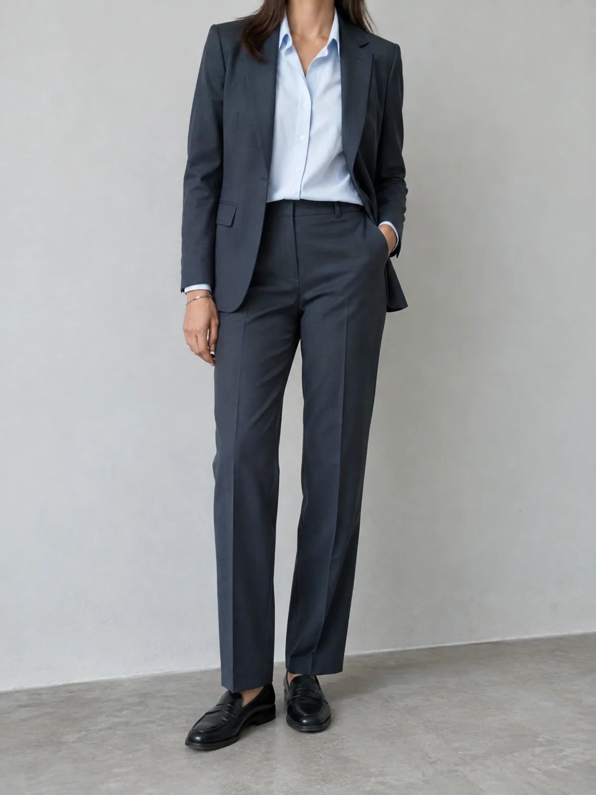 Büro-Outfit im Dunklen Winter: Blazer und Hose in Anthrazit, eisblaues Hemd und schwarze Loafer aus Leder